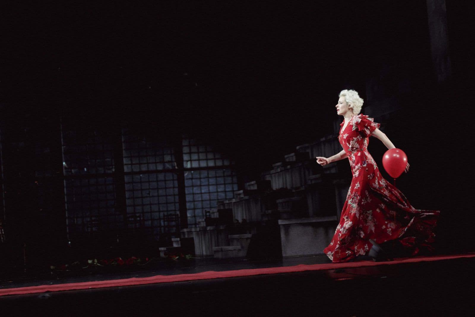 Спектакль «солнце ландау» в театре имени вахтангова