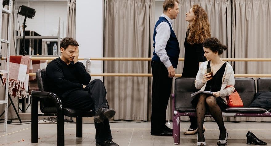 Спектакль «кто боится вирджинии вулф?» в театре наций