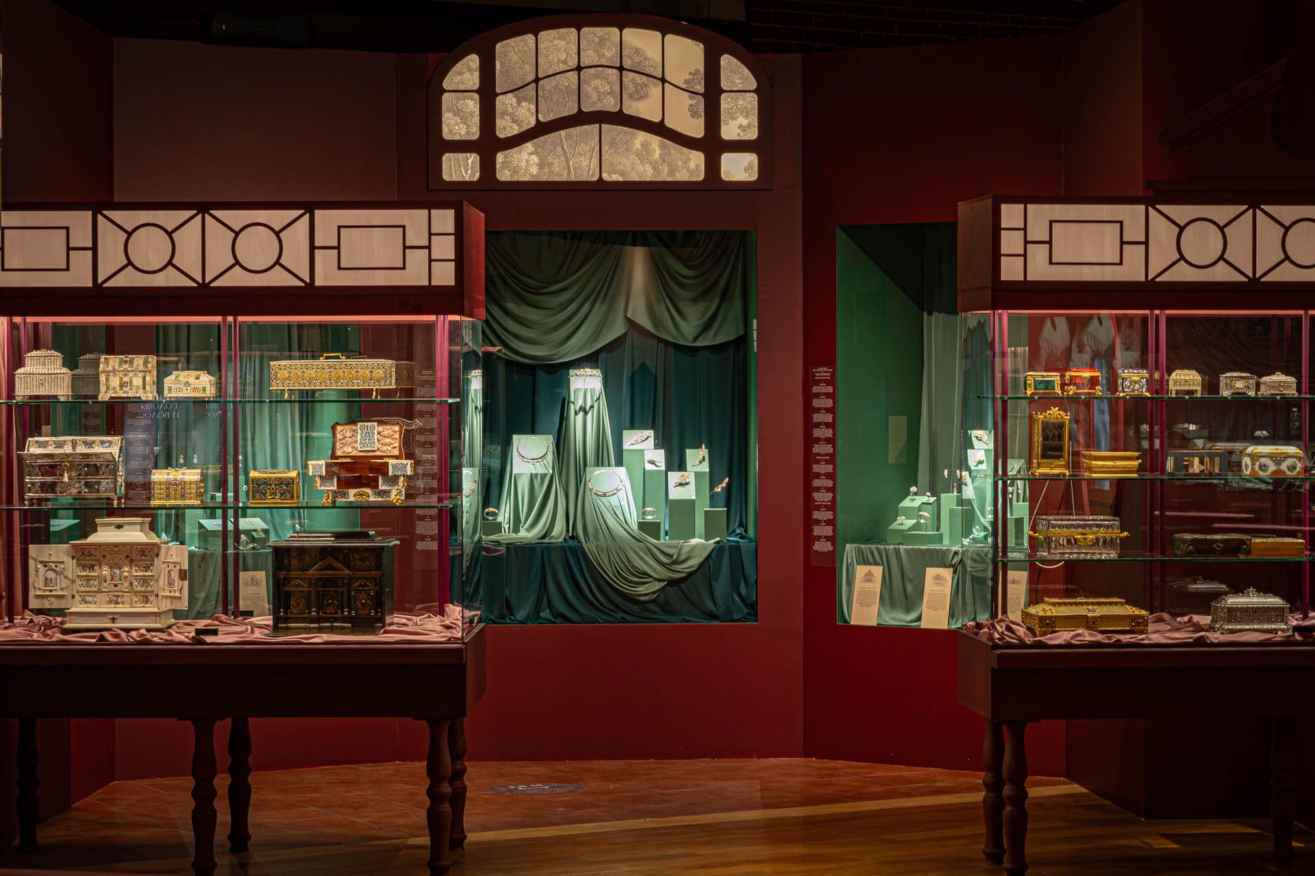 Выставка «очарование красоты. из истории ювелирных украшений в россии»