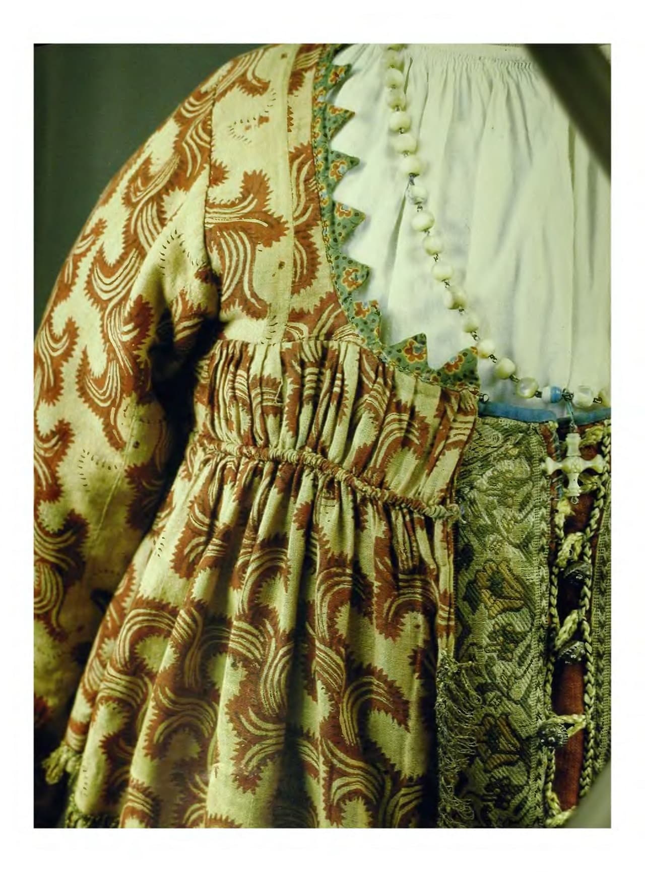 Комплексное мероприятие "на золотом крыльце сидели…русский народный костюм. ярославское узорочье"