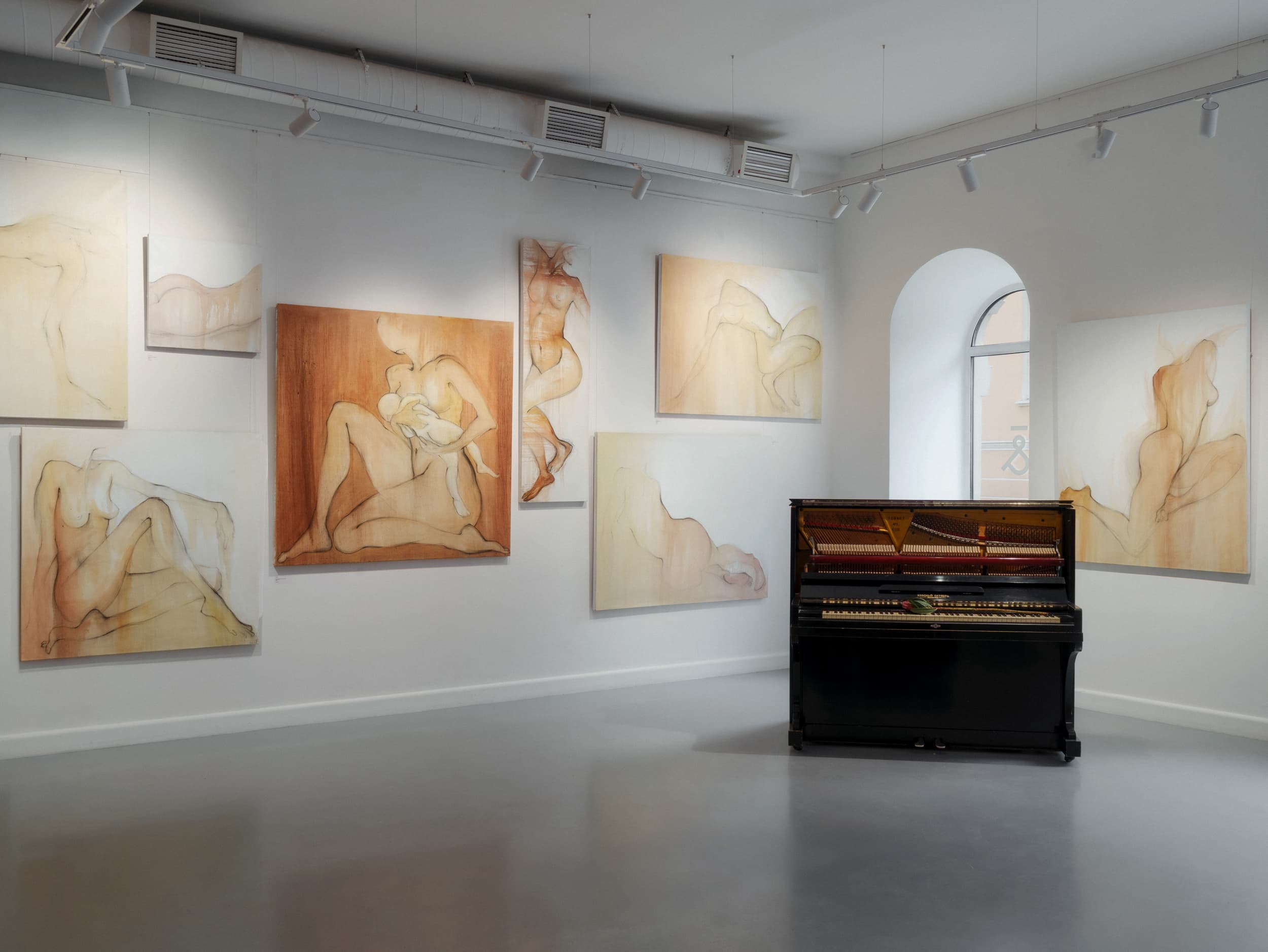 Перформанс юлии кравчук в галерее art&brut с живой музыкой от никиты лисатова