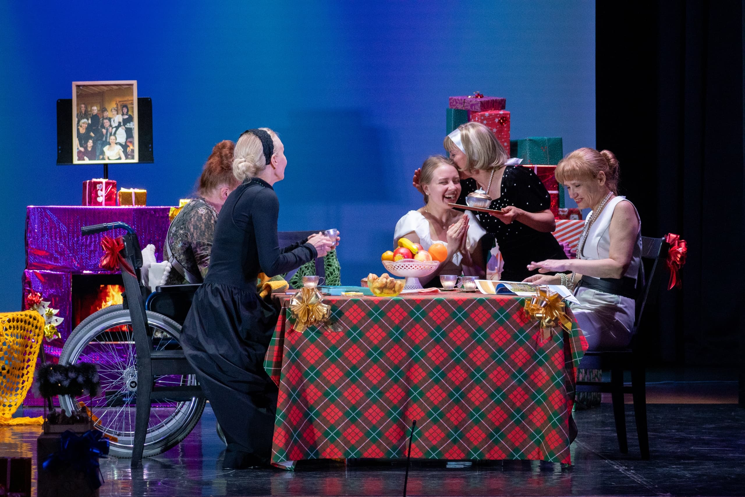 Спектакль "восемь любящих женщин"